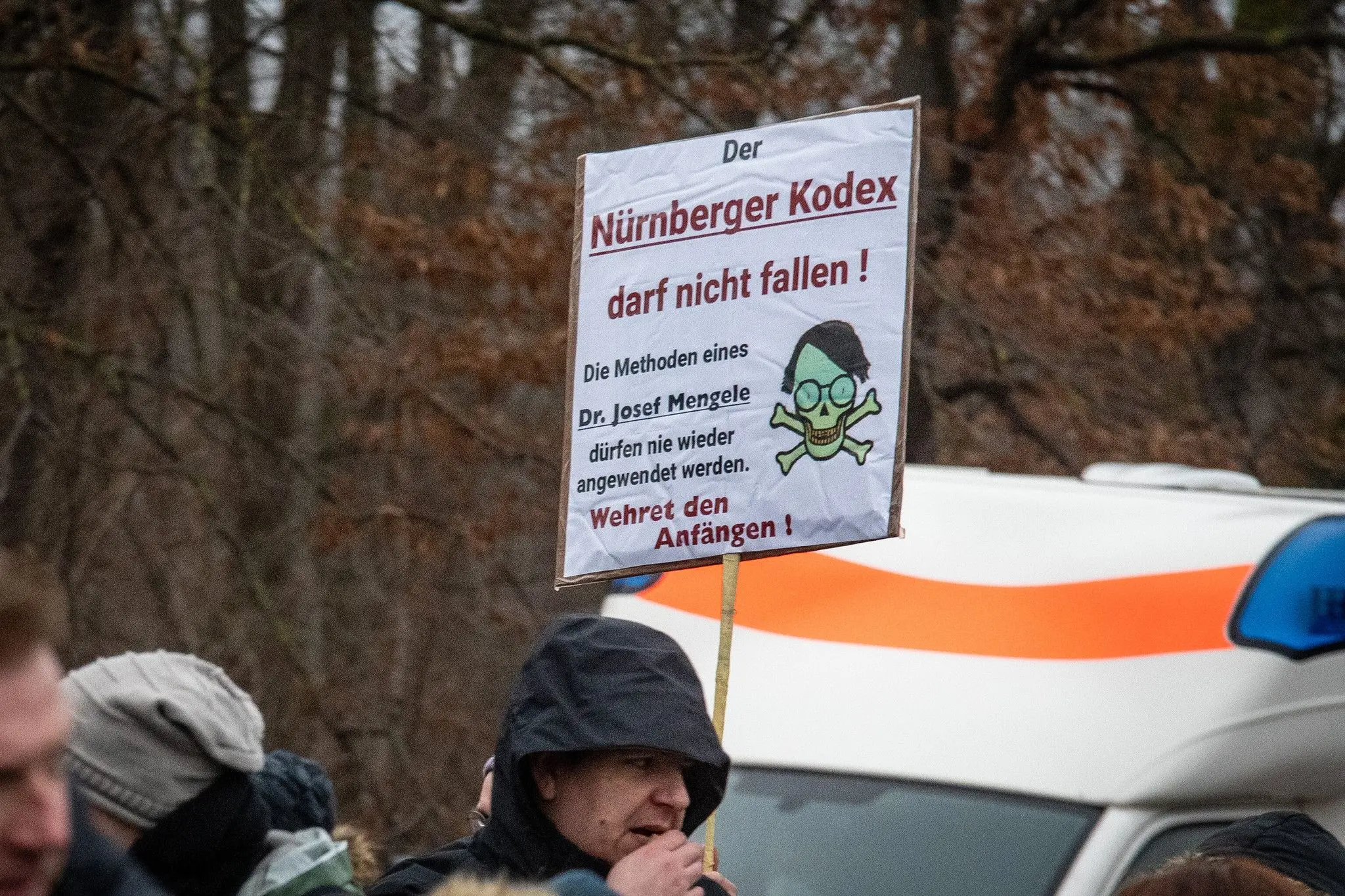 Den Holocaust verharmlosendes Schild bei einer Demonstration der Nürnberger „Corona-Rebellen“ am 19. Dezember 2021.